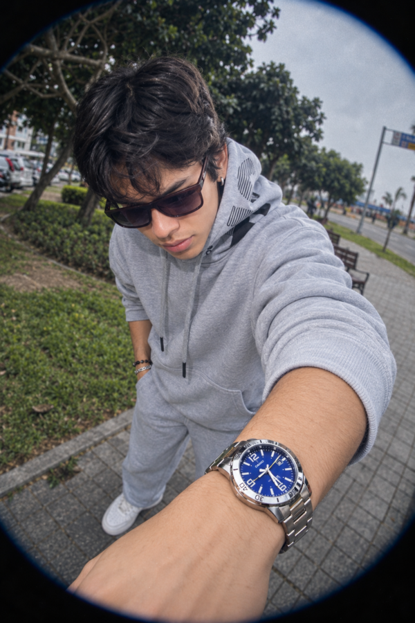 Modelo Jota & Co con reloj Casio
